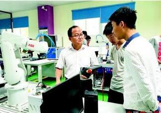 从企业老板到职校老师 他把“匠心”教给年轻学子